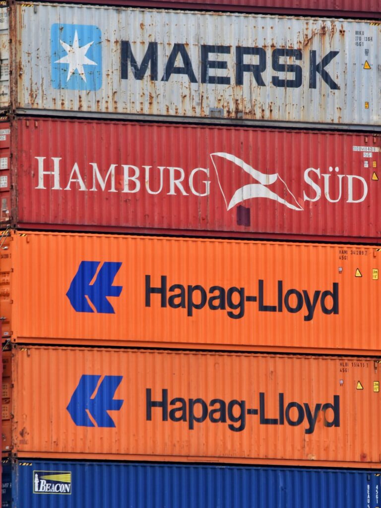 Logistica portuaria - conteineres empilhados